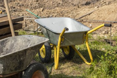 Sarı inşaat arabası inşaat sitesinde