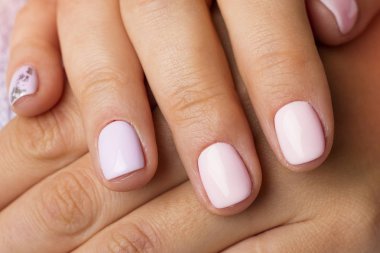 Güzel elleri pembe manikür ile. Kopya alanı