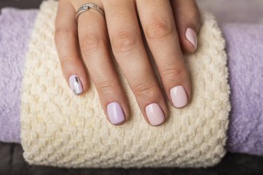 Güzel elleri pembe manikür ile. Kopya alanı  