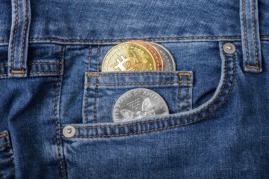 Paraları bitcoin ve gümüş Doları Denim cebinde 