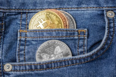 Paraları bitcoin ve gümüş Doları Denim cebinde 