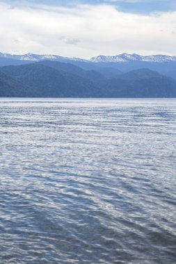 Muhteşem doğa, ile kar üzerinde göl Teletskoye, Rusya, Sibirya Altay Dağları 