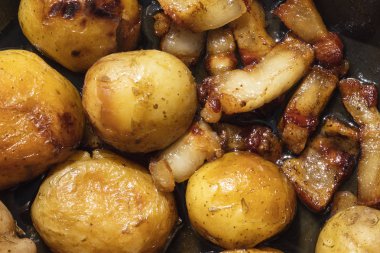 Domuz yağı Genç, kızarmış patates. Yakın çekim. Yukarıdan görüntülemek