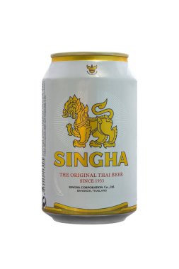 Phuket, Tayland 20 Ocak 2018 - Singha bira orijinal. Beyaz arka plan. Yalıtılmış nesne