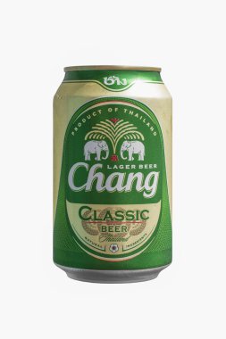 Phuket, Tayland 20 Ocak 2018 - yeni şişe Chang bira karşı klasik. Beyaz arka plan. Yalıtılmış nesne