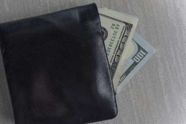 Bize dolar kopya alanı ile hafif bir arka plan üzerinde siyah bir çanta içinde