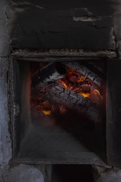 古い炉で木材を燃やした すすで覆われています コピー スペース — ストック写真