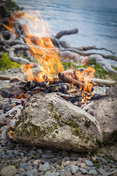 コピー スペースを持つ湖でたき火 — ストック写真