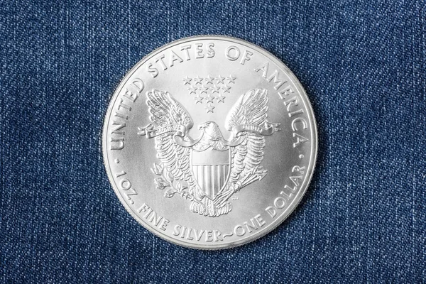 Silberdollar Auf Dem Hintergrund Der Jeans Nahaufnahme — Stockfoto