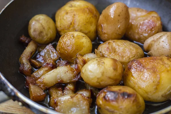 Patate Giovani Fritte Strutto Una Padella Primo Piano — Foto Stock