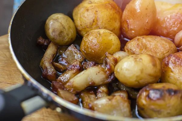 Fiatal Sült Burgonya Zsírt Egy Serpenyőben Közeli Kép — Stock Fotó