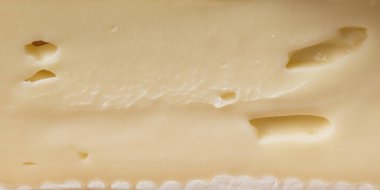 Arka plan beyaz kalıp ile taze yumuşak peynir