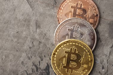 Bitcoin kopya alanı ile karanlık bir arka plan üzerinde bozuk paralar. Yakın çekim