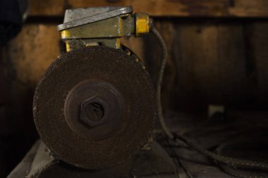 Kopya alanı ile bilemeye yarayan eski araçlar. Koyu arka plan