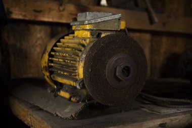 Kopya alanı ile bilemeye yarayan eski araçlar. Koyu arka plan