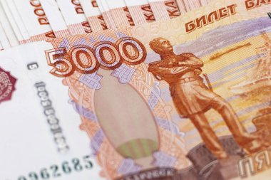 Para Rusya'da. Yakın çekim Rus ruble beş bin banknotlar. Ekonomi kavramı. Yakın çekim 