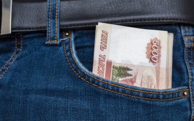 Kot pantolon cebinde Rus parası. Banknot 5000 ruble. Ekonomi kavramı. Yakın çekim. Kopya alanı 