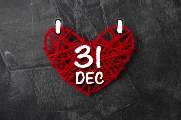 Hoja Calendario Forma Corazón Rojo Sobre Fondo Oscuro Fecha Diciembre —  Fotos de Stock