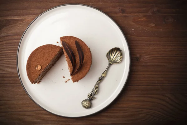 Tort Ciocolată Tăiat Jumătate Într Farfurie Ușoară Lingură Desert Masă — Fotografie, imagine de stoc