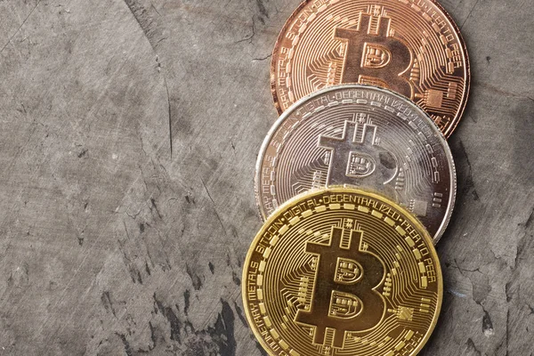 Bitcoin kopya alanı ile karanlık bir arka plan üzerinde bozuk paralar. Yakın çekim