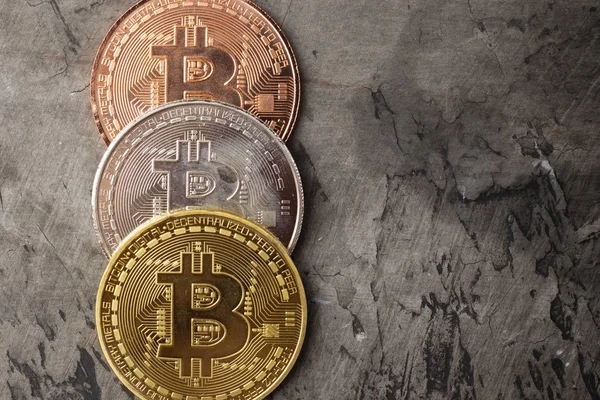 Bitcoin kopya alanı ile karanlık bir arka plan üzerinde bozuk paralar. Yakın çekim