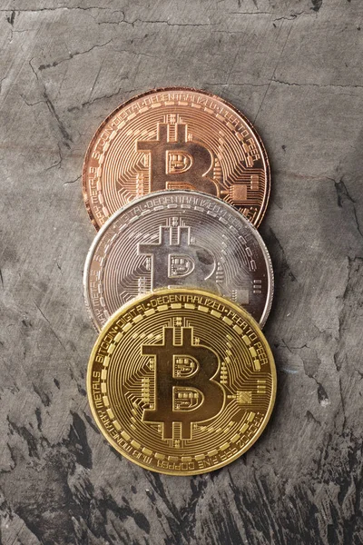 Bitcoin karanlık bir arka plan üzerinde paralar. Yakın çekim