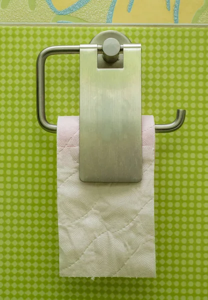 Toilettenpapierrolle Auf Einem Metallhalter Vor Einem Hintergrund Grüner Fliesen Kopierraum — Stockfoto