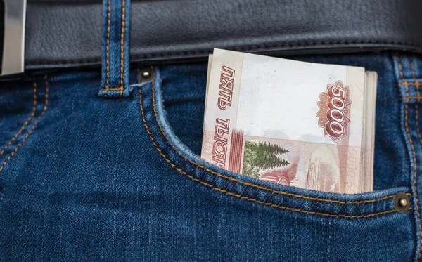 Русские Деньги Кармане Джинсов Банкнота 5000 Рублей Концепция Финансов Крупный — стоковое фото