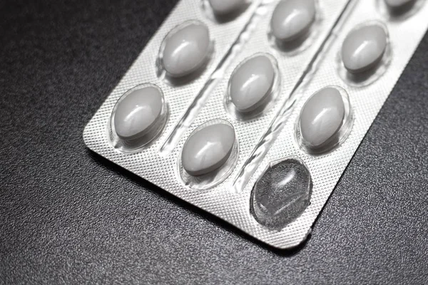 Blister paketleri kopya alanı ile tablet. Yakın çekim  