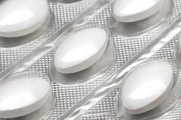 Beyaz blister paketlerinde tablet. Yakın çekim
