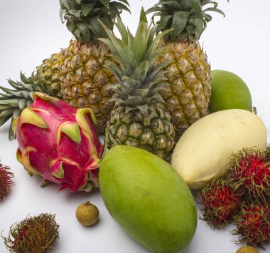 Hafif bir arka plan üzerinde egzotik meyve çeşitleri 