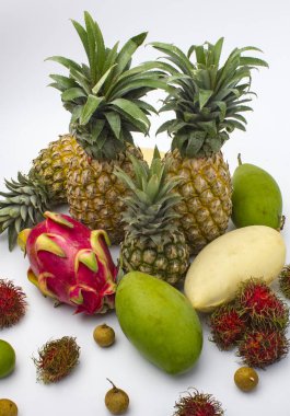 Hafif bir arka plan üzerinde egzotik meyve çeşitleri 