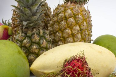 Hafif bir arka plan üzerinde egzotik meyve çeşitleri 