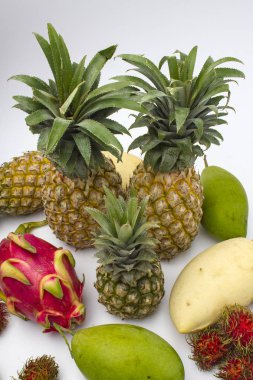 Hafif bir arka plan üzerinde egzotik meyve çeşitleri 