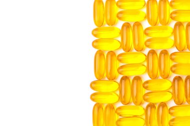 Üzerinden kopya alanı ile beyaz bir arka plan üzerinde balık yağı Omega 3 kapsülleri 