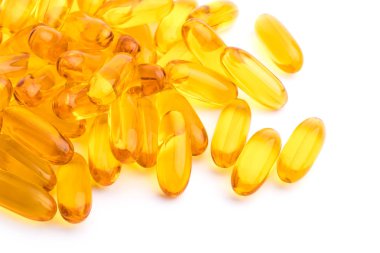 Üzerinden kopya alanı ile beyaz bir arka plan üzerinde balık yağı Omega 3 kapsülleri