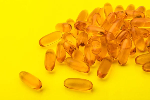 Omega Capsule Olio Pesce Uno Sfondo Giallo Copia Spazio — Foto Stock