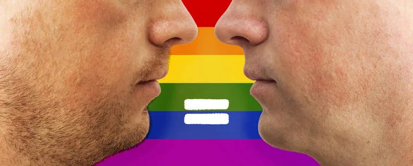 Dois Amantes Enfrentam Fundo Bandeira Lgbt Com Sinal Igualdade — Fotografia de Stock