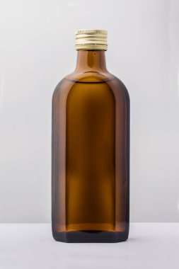 Yeni, temiz, boş cam şişe biryer tasarımınız için ile gri bir arka plan üzerinde koyu renk