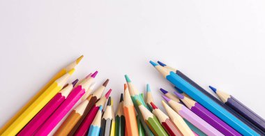 Hafif bir arka plan üzerinde renkli kalemler. Yukarıdan görüntüleyin. Kopya alanı  