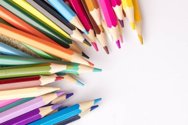 Hafif bir arka plan üzerinde renkli kalemler. Yukarıdan görüntüleyin. Kopya alanı  