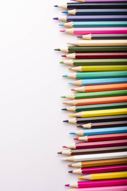 Hafif bir arka plan üzerinde renkli kalemler. Yukarıdan görüntüleyin. Kopya alanı  