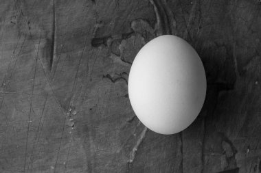Beyaz, kopya alanı bir karanlık, dokusal zemin üzerine yumurta