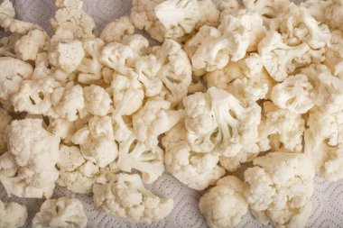 karnabahar. hafif bir arka plan üzerinde taze sebze. yukarıdan görüntülemek