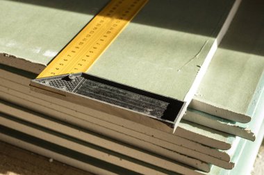 Alçıpan levha ölçü. Alçı yapımı için hazırlama kurulu yığını. Kopya alanı