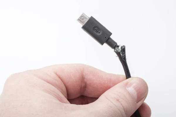 壊れた Usb ケーブルが白い背景の上の手に電話 — ストック写真