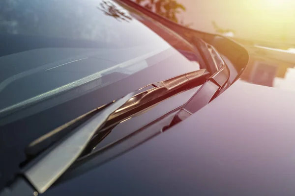 Kopya alanı ile araba camına fırçalar. Cam silecekleri - fırçalar ve bir akşam güneş eseri. tonlama 
