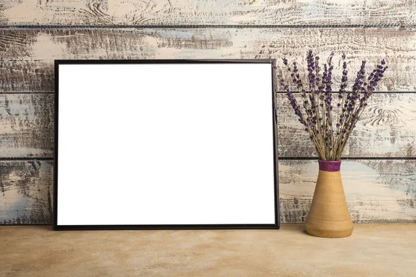 Kadar bir duvar ahşap kurullarının bir boş çerçeve posterin alay et. Lavanta bir vazo içinde bir sürü  