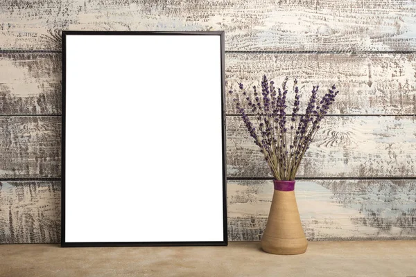 Kadar bir duvar ahşap kurullarının bir boş çerçeve posterin alay et. Lavanta bir vazo içinde bir sürü  