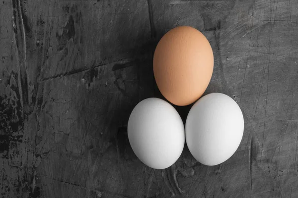 Tres Huevos Dos Blancos Uno Marrón Sobre Fondo Negro Copiar — Foto de Stock
